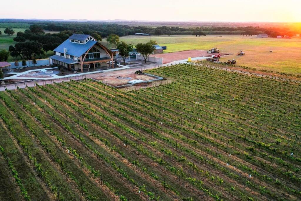 The Container Retreat @ 290 Wine Trail #10 Welcome Friends! Hye Екстер'єр фото